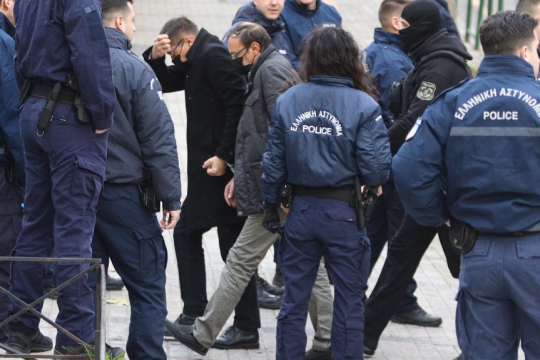 Κατηγορούμενοι στη δίκη για τους παιδοβιαστές προσάγονται στο δικαστήριο